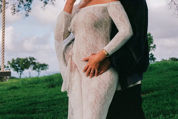 Foto colorida de Justin Bieber e Hailey Bieber - Metrópoles
