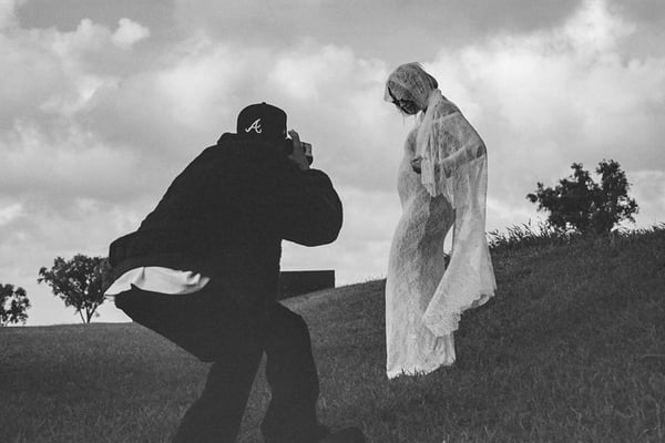 Foto em preto e branco de Justin Bieber e Hailey Bieber - Metrópoles