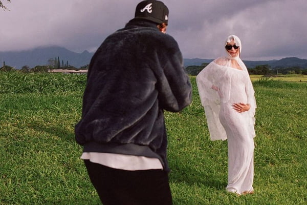 Foto colorida de Justin Bieber e Hailey Bieber - Metrópoles