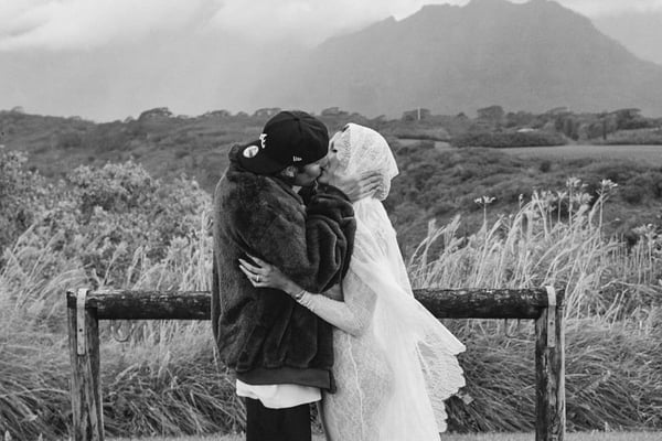 Foto em preto e branco de Justin Bieber e Hailey Bieber - Metrópoles