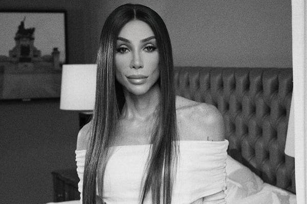 foto em preto de branco de mulher trans - metrópoles