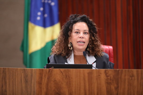 Imagem colorida mostra a ministra Edilene Lôbo - Metrópoles