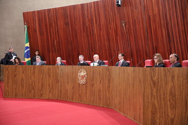 Imagem colorida mostra o plenário do TSE - Metrópoles