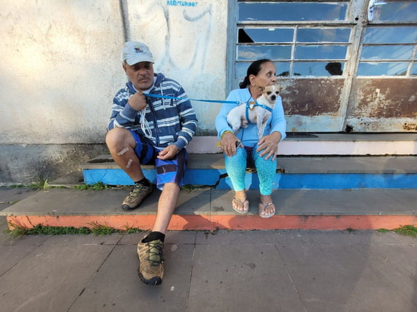 Mulher e homem em abrigo