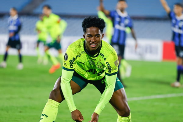 Imagem colorida de Endrick comemorando gol - Metrópoles