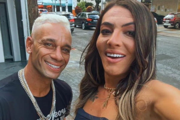 Casal sorrindo