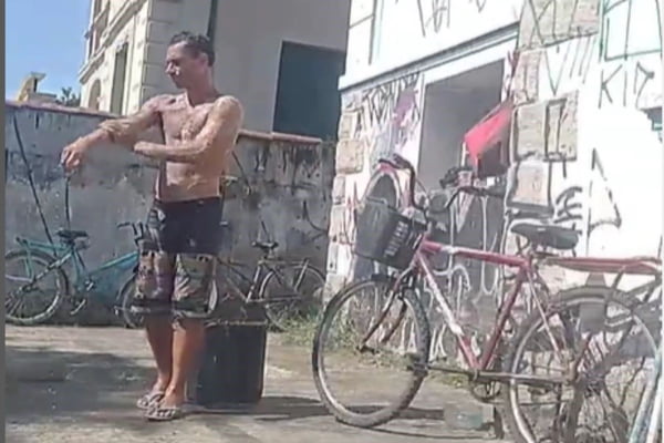 Homem tomando banho