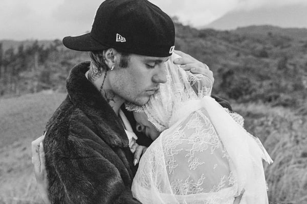 Hailey e Justin Bieber posam durante renovação dos votos para anunciar gravidez - Metrópoles