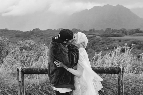 Hailey e Justin Bieber posam durante renovação dos votos para anunciar gravidez - Metrópoles
