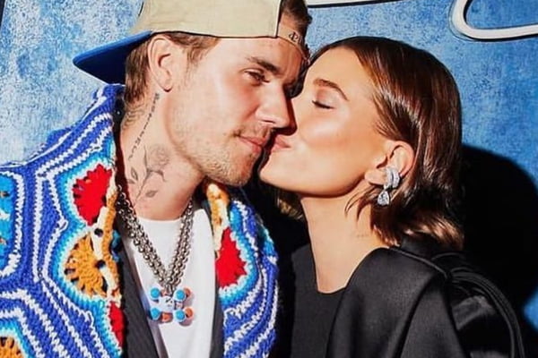 Hailey dá um beijo no rosto de Justin Bieber - Metrópoles