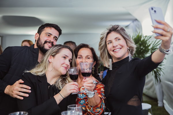 Fotografia colorida mostrando pessoas em festa-Metrópoles