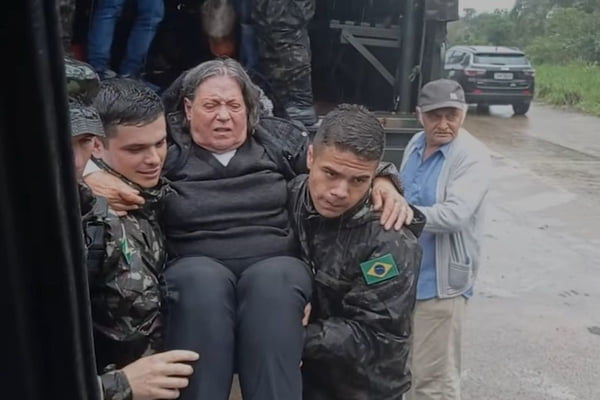 Exército ajudando uma mulher durante o resgate em RS/Metrópoles