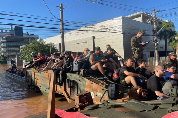 Pessoas sendo resgatadas pelo Exército/Metrópoles