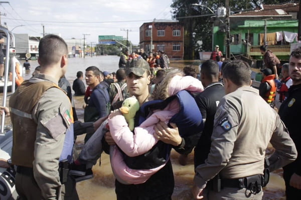 Exército resgatando criança nas enchentes do RS/Metrópoles
