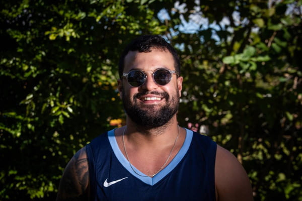Foto colorida de Jorge Farias de óculos sorrindo - Metrópóles