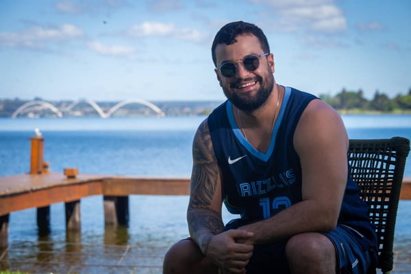 Foto colorida de Jorge Farias de óculos sorrindo - Metrópóles