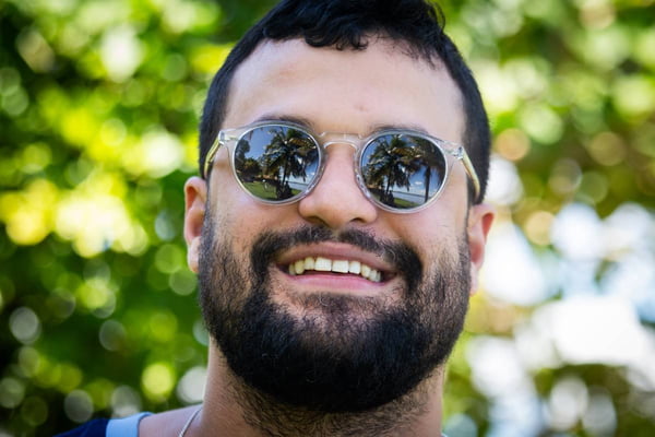 Foto colorida de Jorge Farias de óculos sorrindo - Metrópóles