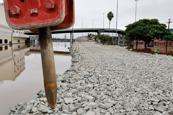 Imagem colorida da obra que contrói um corredor humanitário no RS - Metrópoles