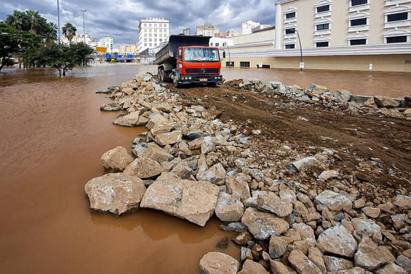 Imagem colorida da obra que contrói um corredor humanitário no RS - Metrópoles