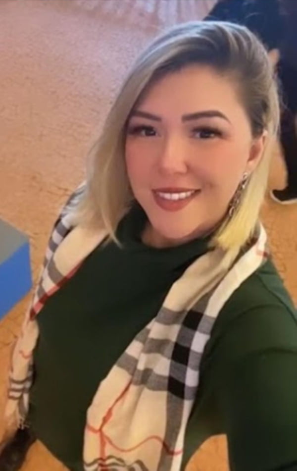 mulher loira sorrindo