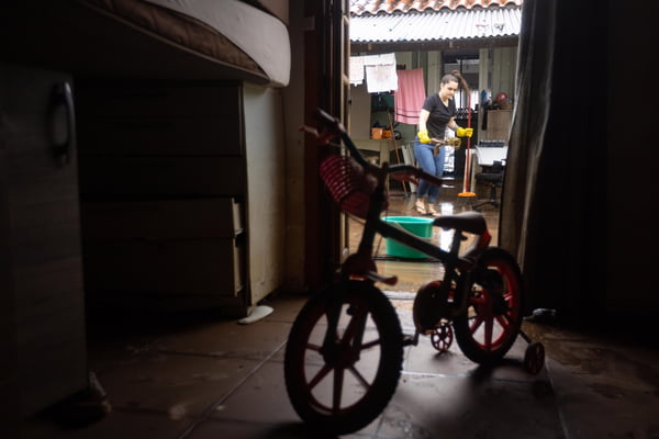 Famílias voltam para casa após enchentes no RS