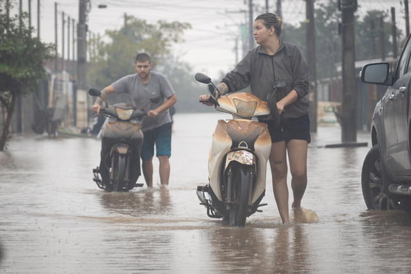 Famílias voltam para casa após enchentes no RS