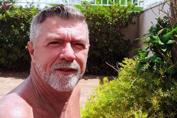 Homem branco, de cavanhaque a cabelo grisalhos, sem camisa em dia ensolarado ao ar livre - Metrópoles