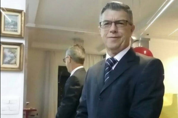 Homem branco, de cabelo curto, usando terno, abotoado,, e gravada - Metrópoles