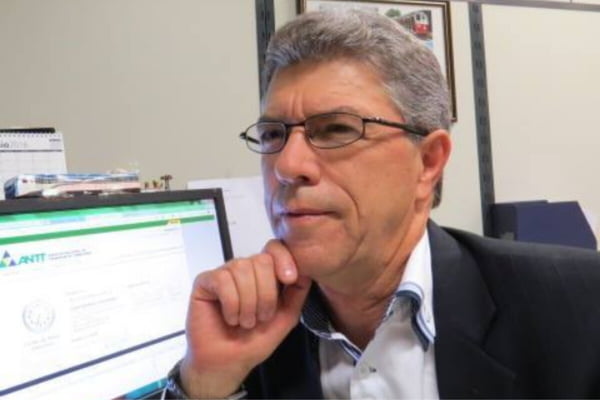 Homem branco, sem barba, com camisa social sem gravada, paletó, apoiando queixo na mão direita, em frente a uma tela de computador - Metrópoles