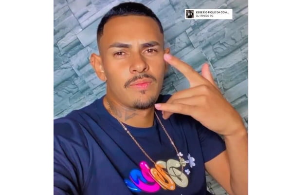 Rapaz pardo, de camiseta azul escuro, cavanhaque, fazendo sinal com a mão esquerda - Metrópoles