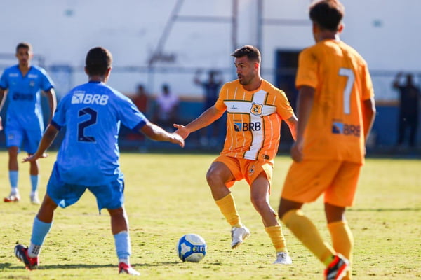 Imagem colorida de lances do segundo tempo do confronto entre Brasiliense e Real Brasília - Metrópoles