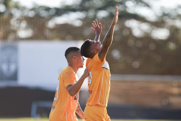 Jogadores do Brasiliense comemoram primeiro gol contra o Real Brasília - Metrópoles