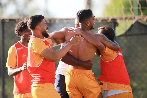 Jogadores do Brasiliense comemoram segundo gol contra o Real Brasília - Metrópoles