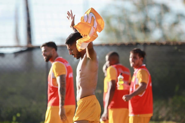 Jogadores do Brasiliense comemoram segundo gol contra o Real Brasília - Metrópoles