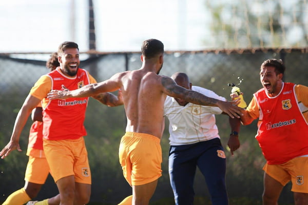Jogadores do Brasiliense comemoram segundo gol contra o Real Brasília - Metrópoles