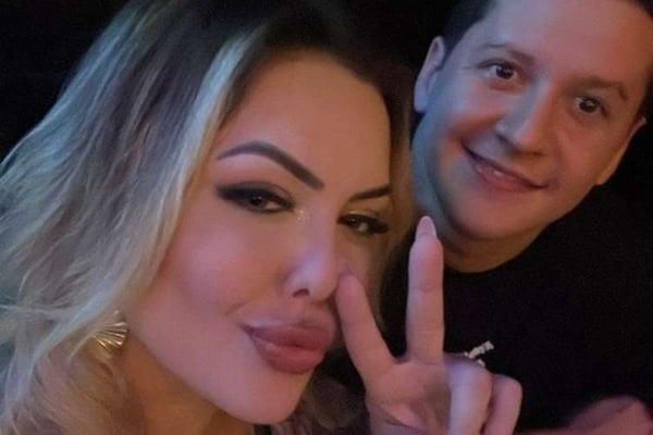 Ana Paula Vieira e o namorado, o vereador Marcelo Stocco posam juntos e sorridentes - Metrópoles