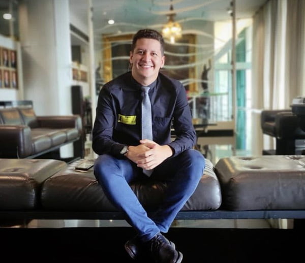 O vereador Marcelo Stocco posa sorridente - Metrópoles