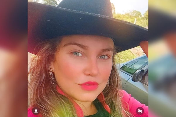 Imagem colorida de uma mulher branca com olhos claros e cabelos loiros - Metrópoles