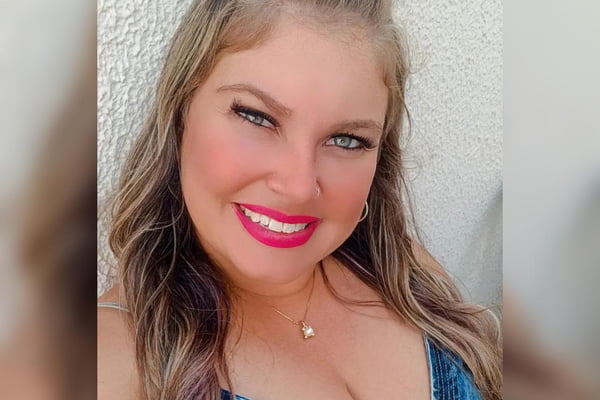 Imagem colorida de uma mulher branca com olhos claros e cabelos loiros - Metrópoles