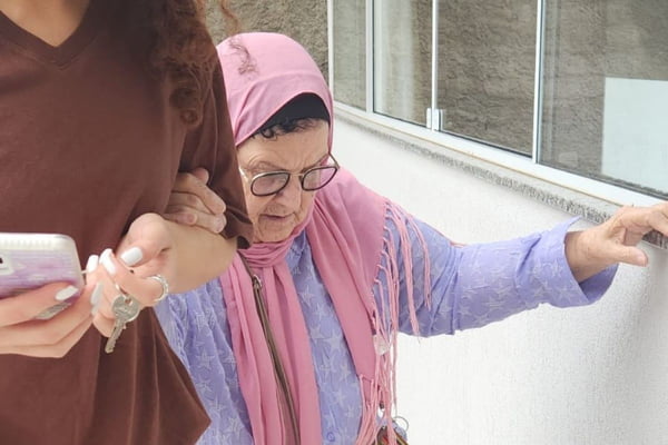 idosa com um hijab rosa