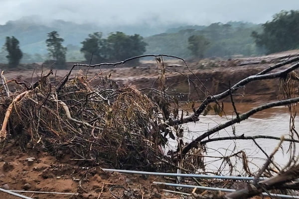 trecho com terra e rio barroso