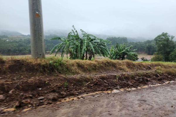 beirada de uma estrada com terras