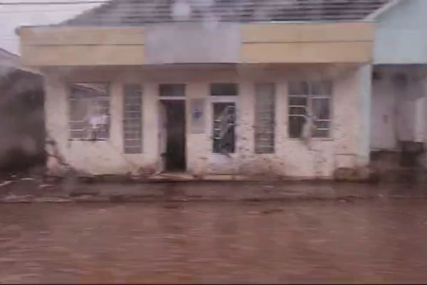 casa com lama na porta