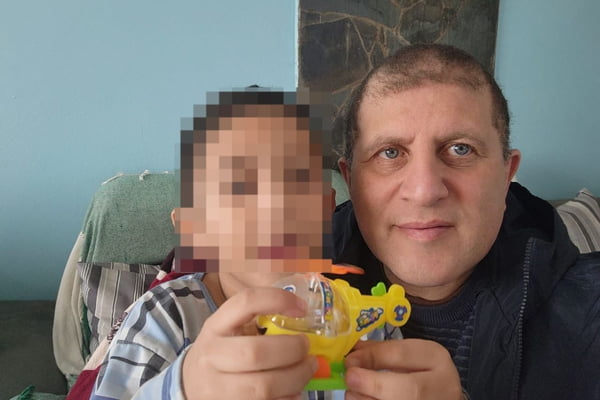 Homem de olhos claros com criança