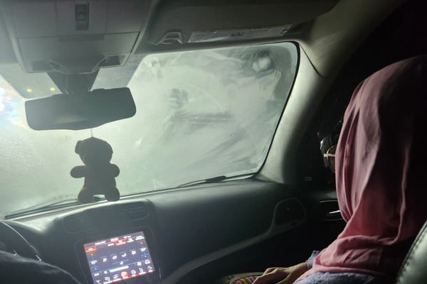 idosa com um hijab rosa