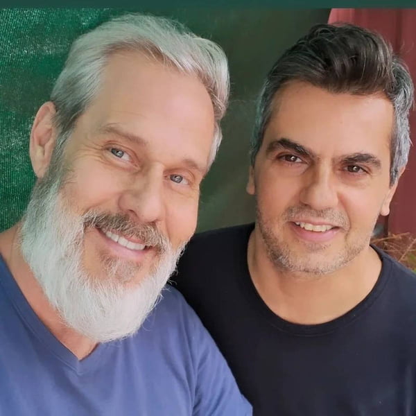 foto colorida de dois homens de meia idade - metrópoles
