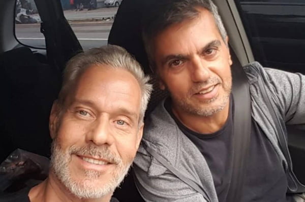 foto colorida de dois homens de meia idade - metrópoles