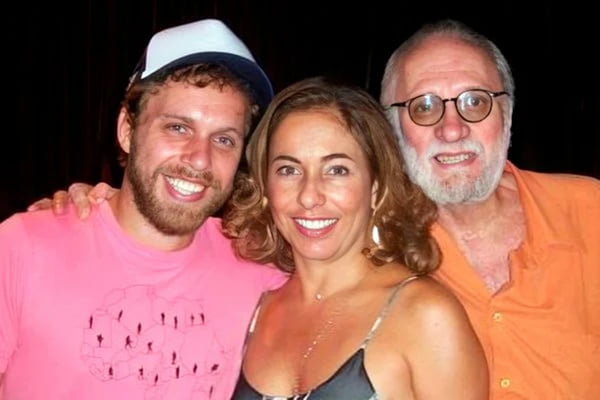 Cissa Guimarães posa com Peréio e o filho - Metrópoles