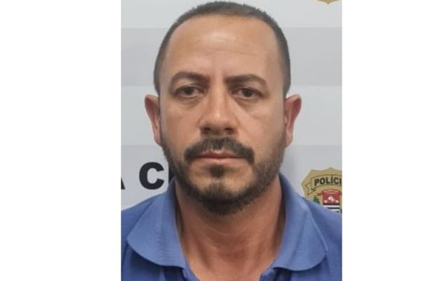 Foto colorida de homem branco de barba e camiseta azul - Metrópoles