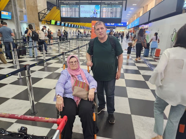 foto colorida do O médico Adib Husein e a mãe, Mesedah, que enfrentaram três dias de viagem de SP ao RS - Metrópoles
